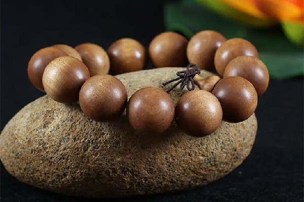 檀香手串是藥香好還是奶香好 檀香手串的香味能保持多久 檀香手串是藥香好還是奶香好 檀香手串的香味能保持多久