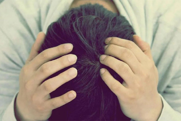 男子情緒崩潰在醫(yī)院走廊連扇耳光 情緒崩潰會(huì)有什么癥狀 男子情緒崩潰在醫(yī)院走廊連扇耳光 情緒崩潰會(huì)有什么癥狀