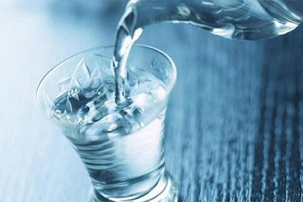 淡鹽水有助于排便嗎 淡鹽水對胃有什么好處 淡鹽水有助于排便嗎 淡鹽水對胃有什么好處