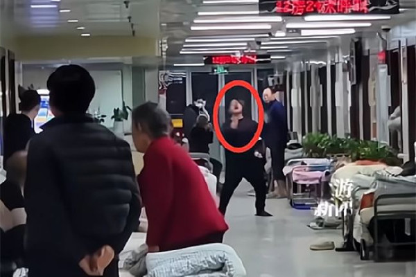 男子情緒崩潰在醫(yī)院走廊連扇耳光 情緒崩潰會(huì)有什么癥狀 男子情緒崩潰在醫(yī)院走廊連扇耳光 情緒崩潰會(huì)有什么癥狀