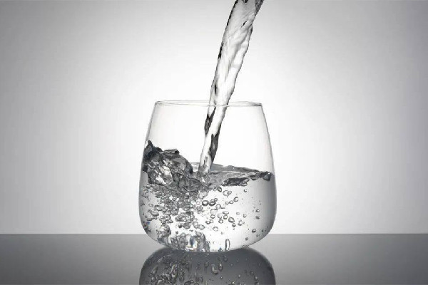 淡鹽水有助于排便嗎 淡鹽水對胃有什么好處 淡鹽水有助于排便嗎 淡鹽水對胃有什么好處