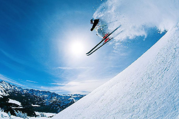 河北一雪場男子故意鏟倒女子 ?滑雪會受傷嗎 河北一雪場男子故意鏟倒女子 ?滑雪會受傷嗎