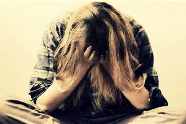 男子情緒崩潰在醫(yī)院走廊連扇耳光 情緒崩潰會(huì)有什么癥狀 男子情緒崩潰在醫(yī)院走廊連扇耳光 情緒崩潰會(huì)有什么癥狀