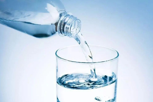 淡鹽水有助于排便嗎 淡鹽水對胃有什么好處 淡鹽水有助于排便嗎 淡鹽水對胃有什么好處