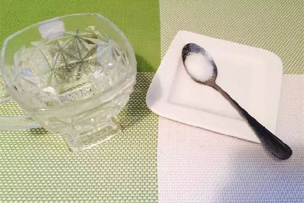 淡鹽水和生理鹽水的區(qū)別 淡鹽水是食用鹽加水嗎 淡鹽水和生理鹽水的區(qū)別 淡鹽水是食用鹽加水嗎