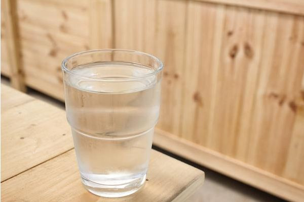 淡鹽水可以緩解嗓子疼嗎 淡鹽水對(duì)咳嗽有幫助嗎 淡鹽水可以緩解嗓子疼嗎 淡鹽水對(duì)咳嗽有幫助嗎