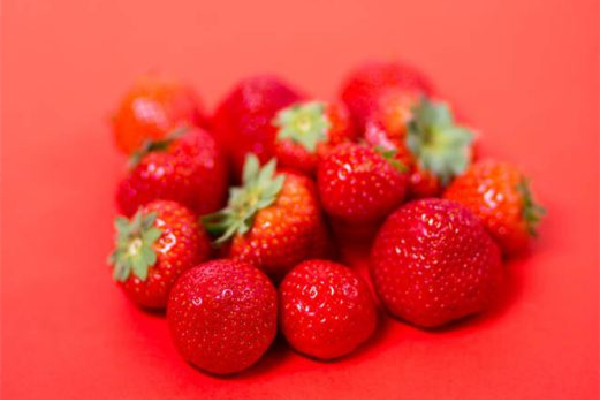 草莓吃多了有什么危害 草莓對胃有刺激嗎 草莓吃多了有什么危害 草莓對胃有刺激嗎