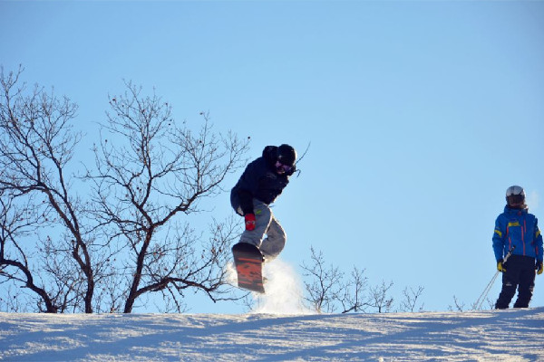 2萬元請(qǐng)的滑雪教練不會(huì)穿雪鞋 滑雪要學(xué)多久