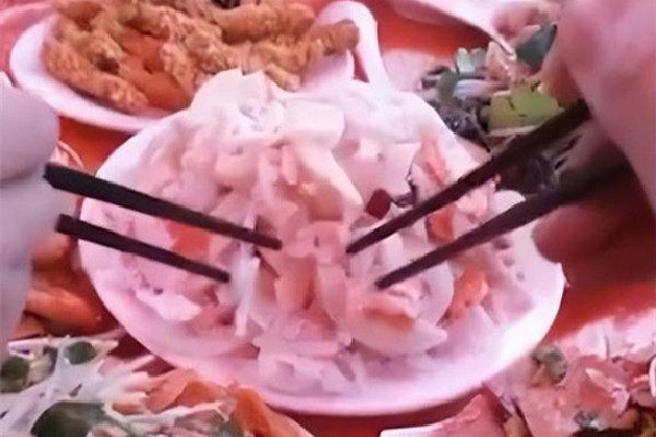 眾人戶外吃席8個涼菜被凍成“硬菜” 涼菜是哪里的特色 眾人戶外吃席8個涼菜被凍成“硬菜” 涼菜是哪里的特色