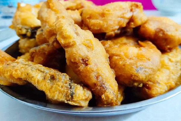 炸魚塊不粘鍋的方法和技巧 炸魚塊油溫幾成熱下鍋?zhàn)詈? alt=