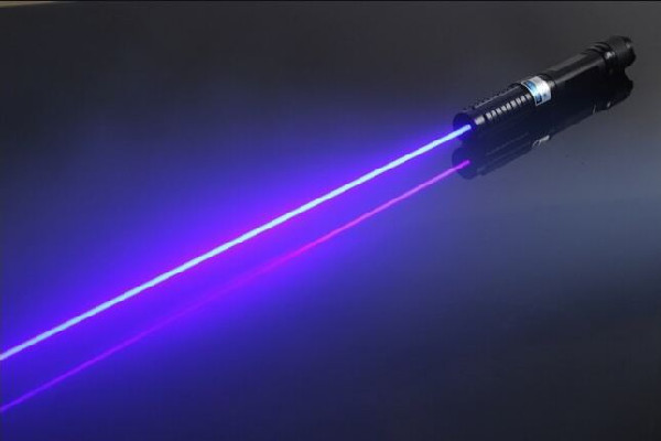 男子開車時(shí)被激光筆照射 激光筆對眼睛的危害 男子開車時(shí)被激光筆照射 激光筆對眼睛的危害