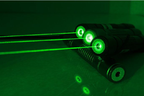 男子開(kāi)車(chē)時(shí)被激光筆照射 激光筆對(duì)眼睛的危害