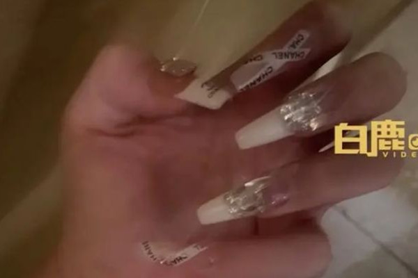 女子回村美甲太長被媽媽剪掉 美甲的加固膠是干嘛的 女子回村美甲太長被媽媽剪掉 美甲的加固膠是干嘛的