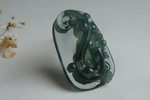 藍(lán)水翡翠有點雪花棉好不好 藍(lán)水翡翠會越戴越透嗎 藍(lán)水翡翠有點雪花棉好不好 藍(lán)水翡翠會越戴越透嗎