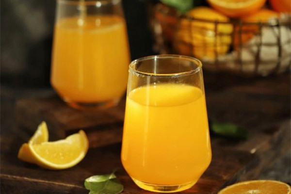 橙汁要用幾個(gè)橙汁 橙汁可以用熱水來(lái)榨汁嗎 橙汁要用幾個(gè)橙汁 橙汁可以用熱水來(lái)榨汁嗎