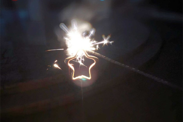 女子網(wǎng)購100根仙女棒收到100根鐵絲 仙女棒煙花有哪幾種 女子網(wǎng)購100根仙女棒收到100根鐵絲 仙女棒煙花有哪幾種