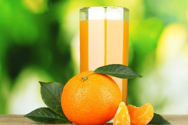 橙汁要用幾個(gè)橙汁 橙汁可以用熱水來(lái)榨汁嗎 橙汁要用幾個(gè)橙汁 橙汁可以用熱水來(lái)榨汁嗎