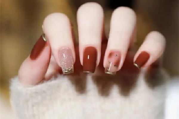 女子回村美甲太長被媽媽剪掉 美甲的加固膠是干嘛的 女子回村美甲太長被媽媽剪掉 美甲的加固膠是干嘛的