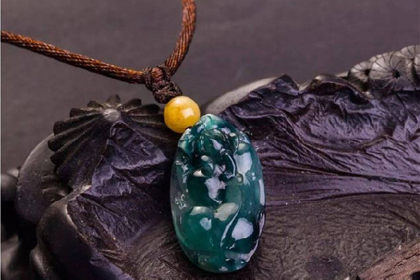 藍水翡翠深色好還是淺色好 藍水翡翠顏色越深越好嗎 藍水翡翠深色好還是淺色好 藍水翡翠顏色越深越好嗎