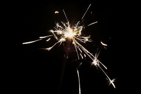 女子網(wǎng)購100根仙女棒收到100根鐵絲 仙女棒煙花有哪幾種 女子網(wǎng)購100根仙女棒收到100根鐵絲 仙女棒煙花有哪幾種