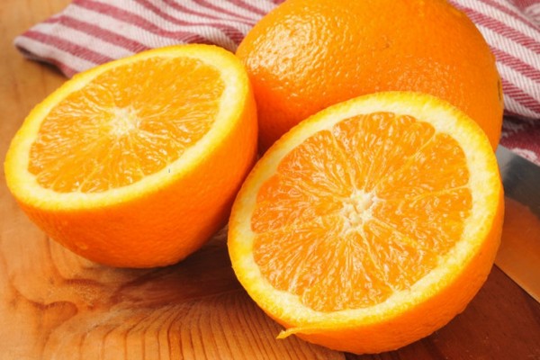 橙子怎么撥開最方便 橙子剝皮吃還是切塊吃