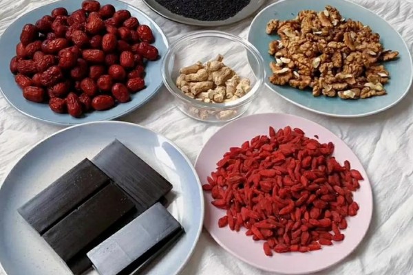 阿膠糕要空腹吃嗎 阿膠糕吃了上火怎么辦 阿膠糕要空腹吃嗎 阿膠糕吃了上火怎么辦