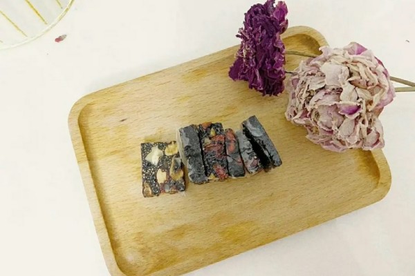 阿膠糕要空腹吃嗎 阿膠糕吃了上火怎么辦 阿膠糕要空腹吃嗎 阿膠糕吃了上火怎么辦