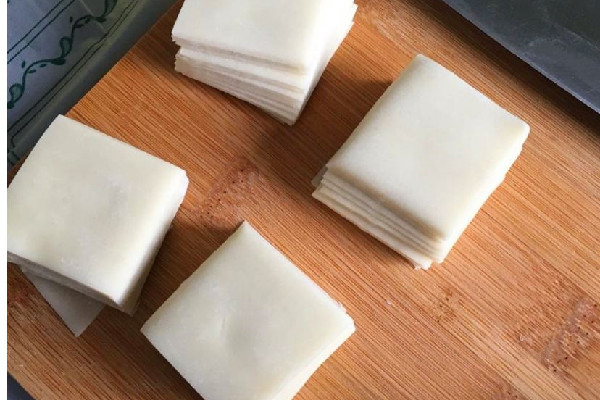 餛飩皮上有小黑點是怎么回事 餛飩皮有黑點點還能吃嗎 餛飩皮上有小黑點是怎么回事 餛飩皮有黑點點還能吃嗎