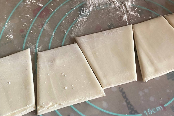 餛飩皮上有小黑點是怎么回事 餛飩皮有黑點點還能吃嗎 餛飩皮上有小黑點是怎么回事 餛飩皮有黑點點還能吃嗎