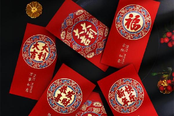 女子帶貓回家過年貓收到千元紅包 過年紅包都是什么時候給