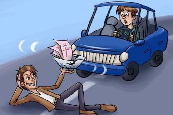 大爺撞上奧迪老伴下車(chē)后秒暈倒 開(kāi)車(chē)遇到碰瓷怎么辦 大爺撞上奧迪老伴下車(chē)后秒暈倒 開(kāi)車(chē)遇到碰瓷怎么辦