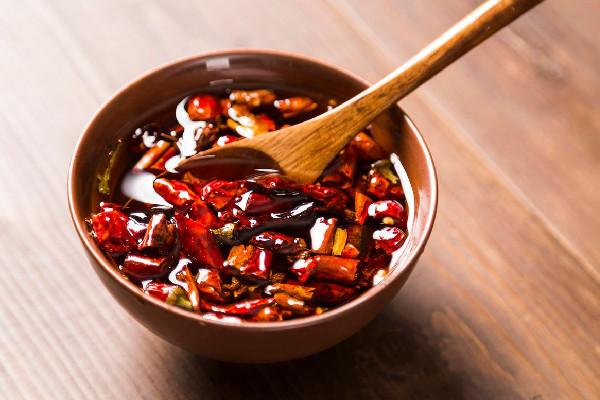 辣椒油怎么做才能又辣又香又紅 辣椒油要熬制多長時間 辣椒油怎么做才能又辣又香又紅 辣椒油要熬制多長時間