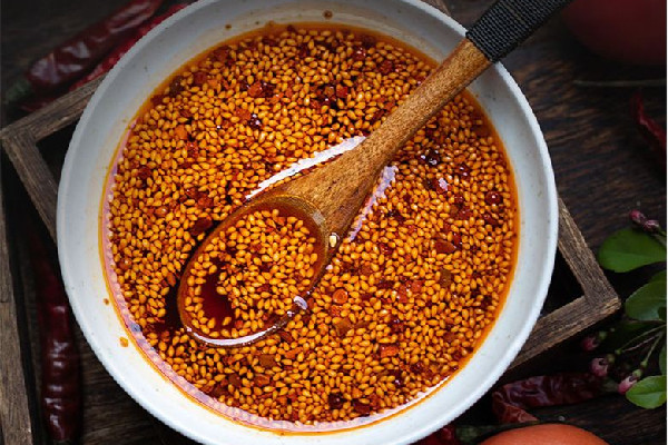 辣椒油要放白酒嗎 辣椒油放白酒有什么作用 辣椒油要放白酒嗎 辣椒油放白酒有什么作用