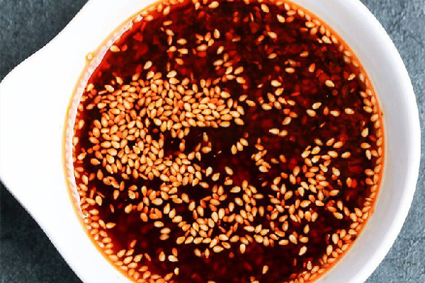 辣椒油和紅油有什么區(qū)別 辣椒油可以用花生油做嗎 辣椒油和紅油有什么區(qū)別 辣椒油可以用花生油做嗎