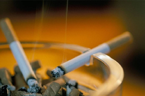 大媽在地鐵里抽煙還給娃點(diǎn)煙 抽煙對孩子影響有多大 大媽在地鐵里抽煙還給娃點(diǎn)煙 抽煙對孩子影響有多大