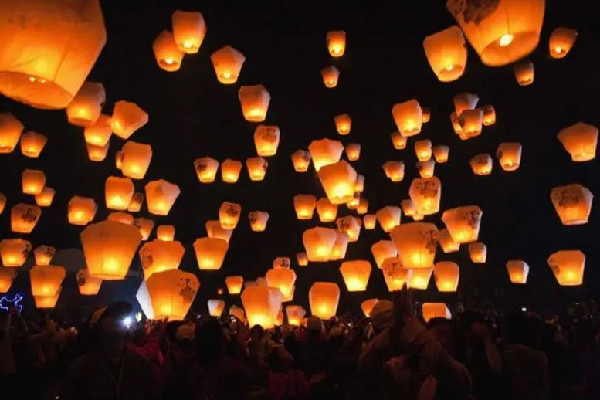 游客放孔明燈被拽下吹滅景區(qū)回應(yīng) 孔明燈的來歷和意義 游客放孔明燈被拽下吹滅景區(qū)回應(yīng) 孔明燈的來歷和意義