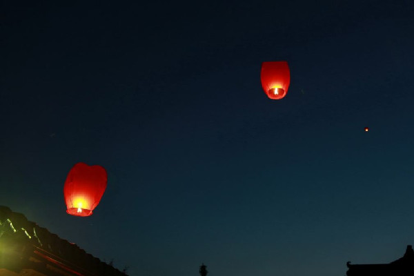 游客放孔明燈被拽下吹滅景區(qū)回應(yīng) 孔明燈的來歷和意義 游客放孔明燈被拽下吹滅景區(qū)回應(yīng) 孔明燈的來歷和意義