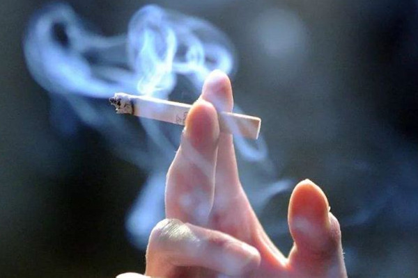 大媽在地鐵里抽煙還給娃點(diǎn)煙 抽煙對(duì)孩子影響有多大