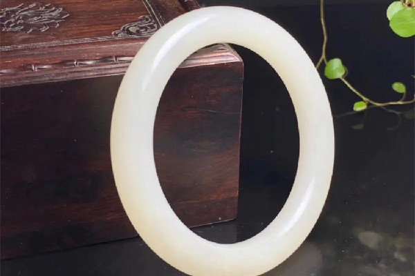 白玉手鐲和翡翠手鐲哪個(gè)好 白玉手鐲是什么材質(zhì)的 白玉手鐲和翡翠手鐲哪個(gè)好 白玉手鐲是什么材質(zhì)的