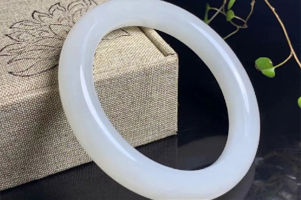 白玉手鐲和翡翠手鐲哪個(gè)好 白玉手鐲是什么材質(zhì)的 白玉手鐲和翡翠手鐲哪個(gè)好 白玉手鐲是什么材質(zhì)的