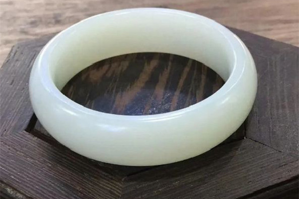 白玉手鐲怎么看真假好壞 白玉手鐲的等級怎么分 白玉手鐲怎么看真假好壞 白玉手鐲的等級怎么分
