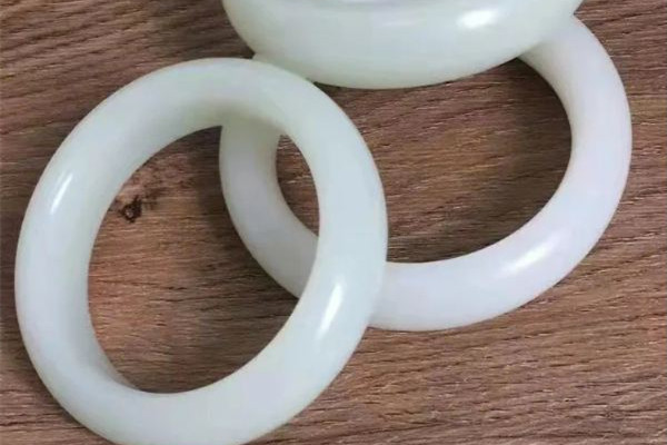 白玉手鐲對(duì)身體有什么好處 白玉手鐲可以送給未婚女子嗎 白玉手鐲對(duì)身體有什么好處 白玉手鐲可以送給未婚女子嗎