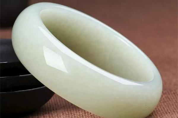 白玉手鐲會留劃痕嗎 白玉手鐲佩戴注意事項(xiàng) 白玉手鐲會留劃痕嗎 白玉手鐲佩戴注意事項(xiàng)