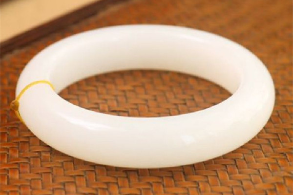 白玉手鐲有黑點(diǎn)什么問題 白玉手鐲有黑點(diǎn)是不是很便宜 白玉手鐲有黑點(diǎn)什么問題 白玉手鐲有黑點(diǎn)是不是很便宜