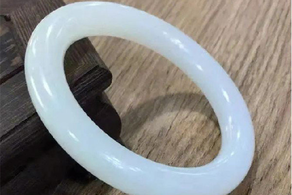 白玉手鐲怎么看真假好壞 白玉手鐲的等級怎么分 白玉手鐲怎么看真假好壞 白玉手鐲的等級怎么分