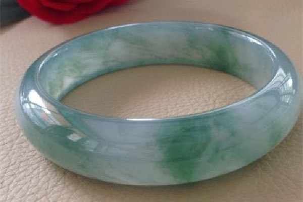 芙蓉種翡翠和糯種翡翠有什么區(qū)別 芙蓉種翡翠是冰糯種嗎 芙蓉種翡翠和糯種翡翠有什么區(qū)別 芙蓉種翡翠是冰糯種嗎