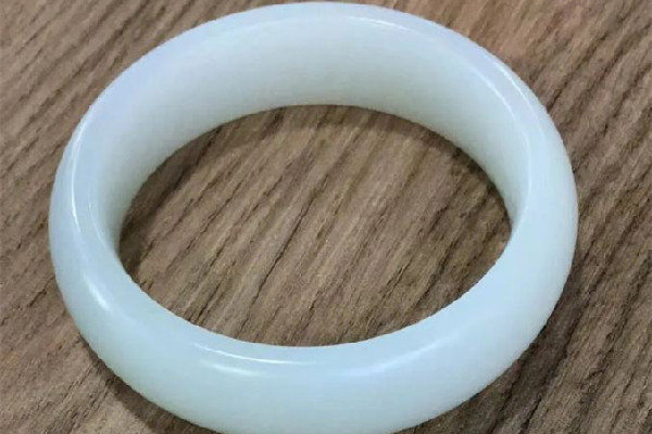 白玉手鐲怎么看真假好壞 白玉手鐲的等級怎么分 白玉手鐲怎么看真假好壞 白玉手鐲的等級怎么分