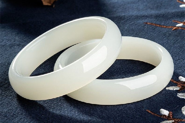 白玉手鐲對(duì)身體有什么好處 白玉手鐲可以送給未婚女子嗎 白玉手鐲對(duì)身體有什么好處 白玉手鐲可以送給未婚女子嗎