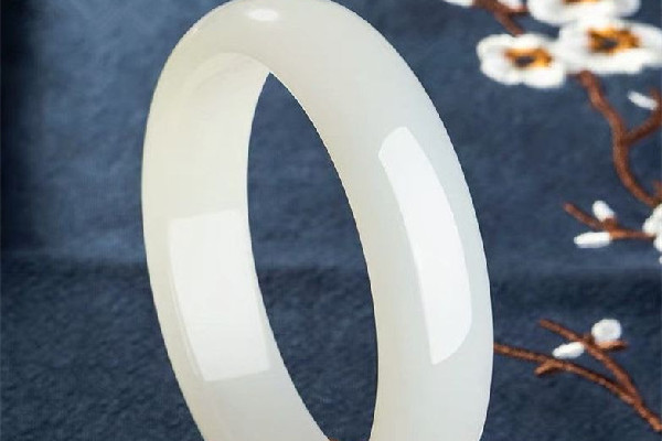 白玉手鐲對(duì)身體有什么好處 白玉手鐲可以送給未婚女子嗎 白玉手鐲對(duì)身體有什么好處 白玉手鐲可以送給未婚女子嗎