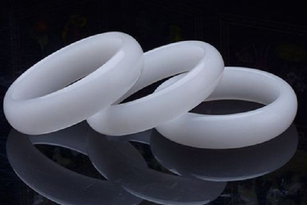 白玉手鐲會留劃痕嗎 白玉手鐲佩戴注意事項(xiàng) 白玉手鐲會留劃痕嗎 白玉手鐲佩戴注意事項(xiàng)